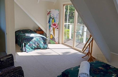 Clagiraba House | Tree Change Escape 4bed $M Gold Coast Skyline Views, Tranquil, Cozy, Convenient