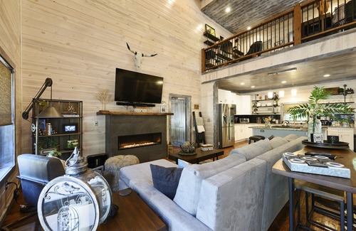 Broken Bow Cabin | Tree of Life - Peaceful Creekside Stay w/Hot Tub, 2 Decks, Gas Grill, Sleeps 8