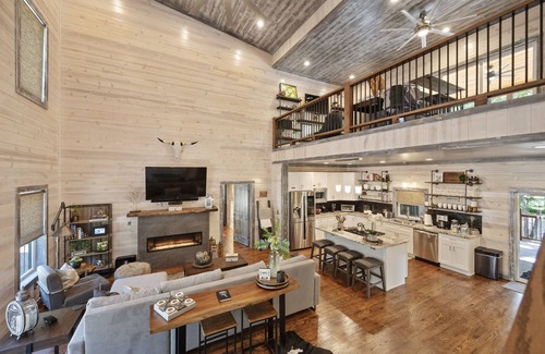 Broken Bow Cabin | Tree of Life - Peaceful Creekside Stay w/Hot Tub, 2 Decks, Gas Grill, Sleeps 8