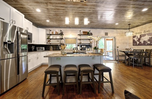 Broken Bow Cabin | Tree of Life - Peaceful Creekside Stay w/Hot Tub, 2 Decks, Gas Grill, Sleeps 8