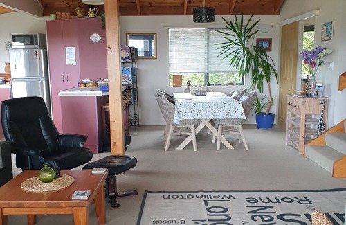 Haruru House | Tree Tops.Stunning water views.tranquil and relaxing.5 min to Beach.
