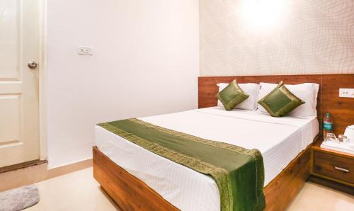 Adyar Hotel | Treebo Comforts Inn, University Road Deralakatte