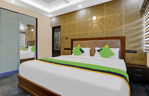 Chottanikkara Hotel | Treebo Pushpak Service Apartment