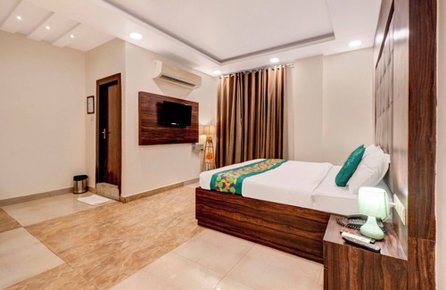 Alambagh Hotel | Treebo Riddhi Paradise - 15 mins from Airport