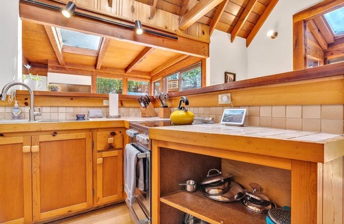 Guerneville House | TreeFort:Warm&FUN Treetop Cabin!Smarthome!OutdoorTV!EV Charger!HtTb,Decks,Pup
