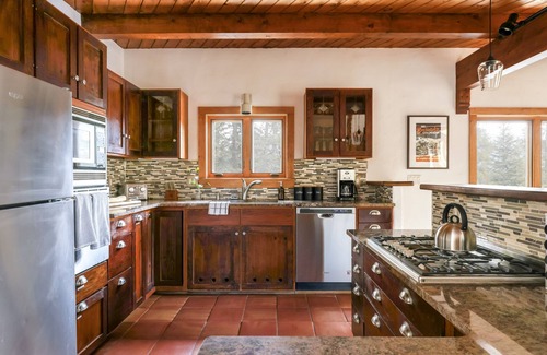 Breckenridge Cabin | Treehouse by AvantStay | Secluded Mountain Cabin w/Views, Hot Tub & Treehouse!