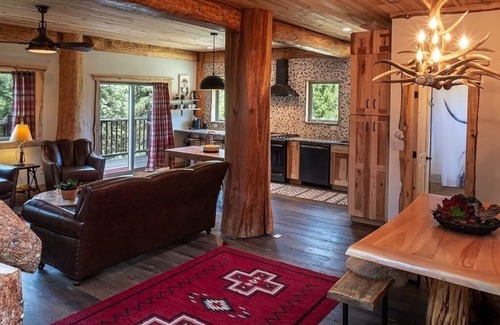 Breckenridge House | Treehouse Lodge-Featured in Thrillist Magazine and on Fox "American Dream Home"