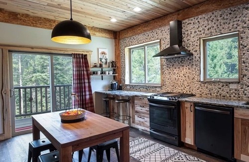 Breckenridge House | Treehouse Lodge-Featured in Thrillist Magazine and on Fox "American Dream Home"
