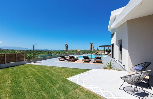 Asteri Villa | TreeTop Villa I, Private Pool, BBQ & Playground, close to Beach & Shops