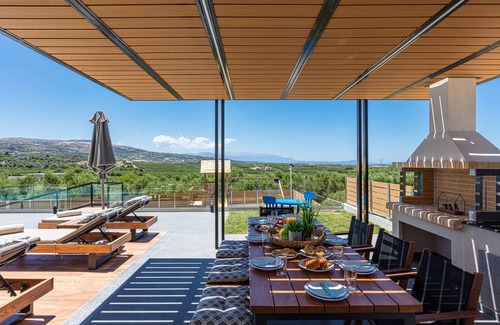 Asteri Villa | TreeTop Villa I, Private Pool, BBQ & Playground, close to Beach & Shops