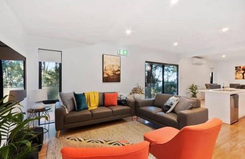 Taroona House | Treetops-Large Home 9km to CBD Sleeps 10