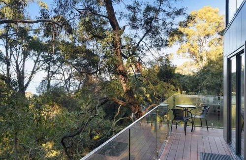 Taroona House | Treetops-Large Home 9km to CBD Sleeps 10