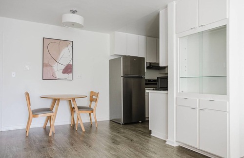 Miracle Mile Apartment | Trendy Mid-Wilshire 1BR w/Pool & W/D, nr Shopping, by Blueground