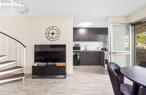 Wembley Apartment | Trendy townhouse on lake’s edge with lush parks!