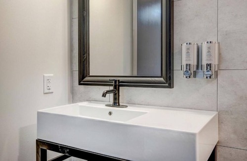 Silverthorne Hotel | Trendy Urban Escape – Boutique Hotel Feel with Walkable Access to Hotspots
