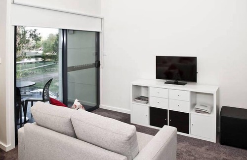 Trentham Bed & Breakfast | Trentham Lake Villas - Tree Tops