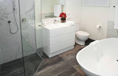 Trentham Bed & Breakfast | Trentham Lake Villas - Tree Tops
