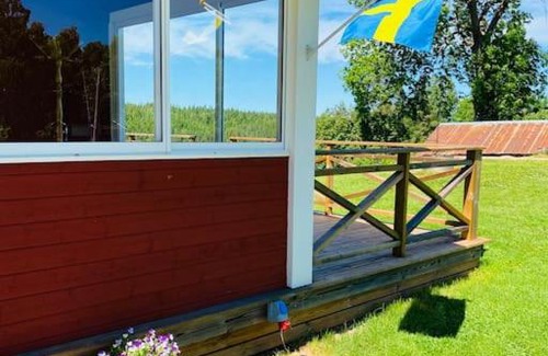 Skillingsfors House | Trevligt fritidshus med stor terrasse mot sjöen