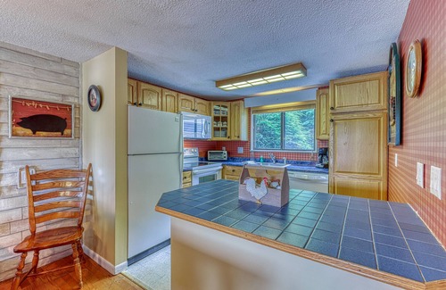 Sugar Mountain Condo | Tri-level Sugar Mountain townhouse next to slopes w/open floor plan & balcony