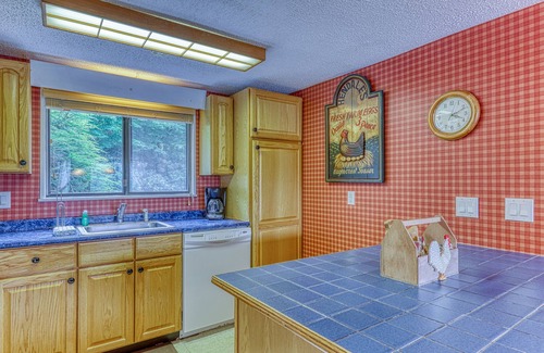 Sugar Mountain Condo | Tri-level Sugar Mountain townhouse next to slopes w/open floor plan & balcony