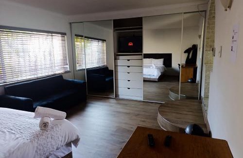 Kempton Park House | TRIANGLE STARS Guest House