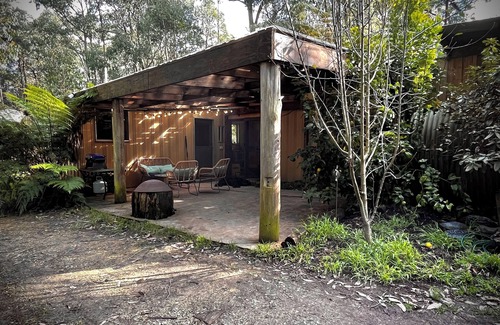 Cockatoo Cottage | Trickle Hill - enjoy bush, wine and relaxation on a hidden farm