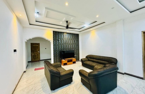 Trincomalee House | Trinco Town Family Guest House 4-bedroom house in charming Trincomalee with AC,