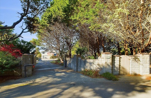 Trinidad House | Trinidad Oceanfront Vacation Rental Sleeps up to 16