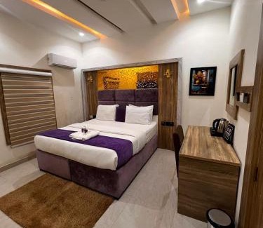 Okpanam Hotel | Triple J Universal Hotel and Suites