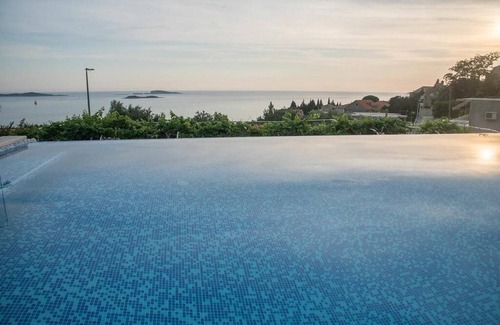 Plat House | Triple sea/pool view apartmant on the ground floor