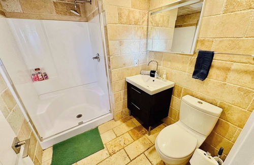 Old Southwest House | Triplex in Great Neighborhood/6 BR/10TVs/Sleeps 23