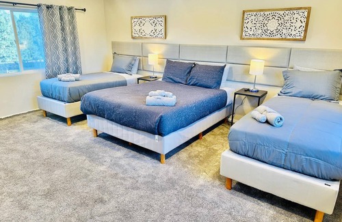 Old Southwest House | Triplex in Great Neighborhood/6 BR/10TVs/Sleeps 23