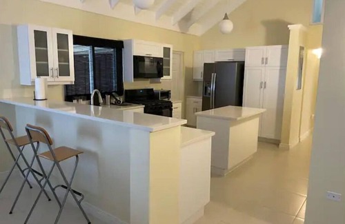 St. Ann's Bay House | Tropical Bungalow - Close to OchiˑACˑBeach ClubˑFamilyˑSun VillaˑCook Available