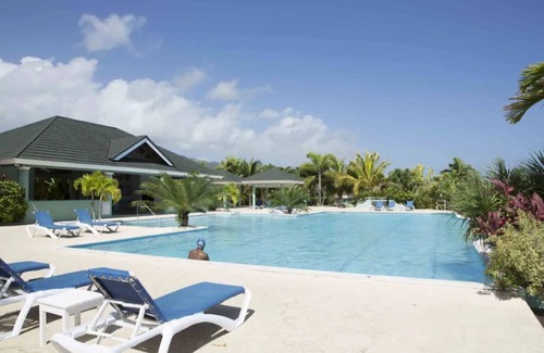 St. Ann's Bay House | Tropical Bungalow - Close to OchiˑACˑBeach ClubˑFamilyˑSun VillaˑCook Available