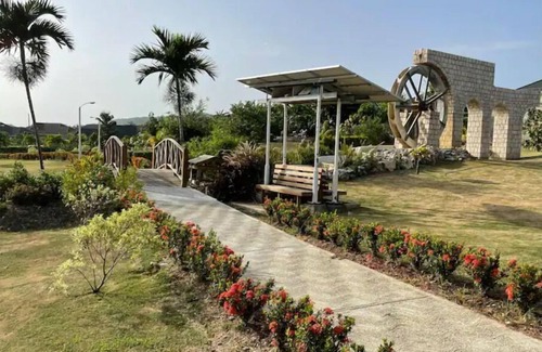 St. Ann's Bay House | Tropical Bungalow - Close to OchiˑACˑBeach ClubˑFamilyˑSun VillaˑCook Available