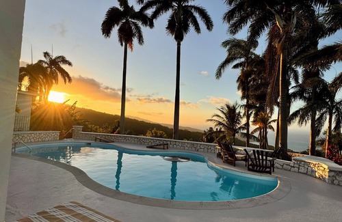 Reading Villa | Tropical Hilltop Luxury Private Villa with Pool including Butler.