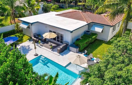 North Miami House | Tropical Oasis w pool, AC 10 mins from beach and Brickell