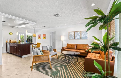 Hollywood Lakes House | Tropical Paradise! Ξ Heated Pool! Ξ Pet Friendly!
