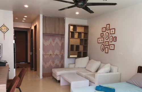 South Pattaya Resort | Tropical Pool Garden Condo Downtown Pattaya, Bus to walking street