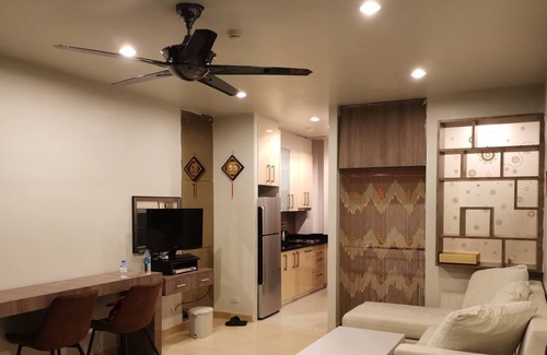 South Pattaya Resort | Tropical Pool Garden Condo Downtown Pattaya, Bus to walking street