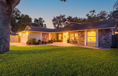 Rustic Oaks House | Tropical Retreat near beaches with amazing Pool, Cabana, Hot Tub & Patio areas!