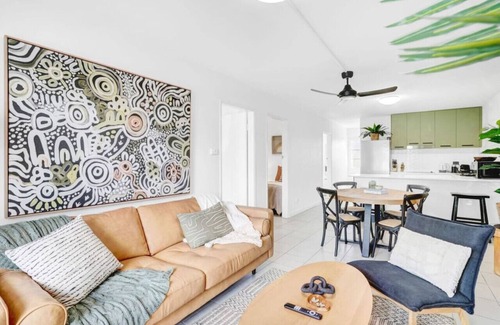 Parramatta Park Apartment | Tropical Terraces - Modern Coastal Retreat Near the Heart of Cairns