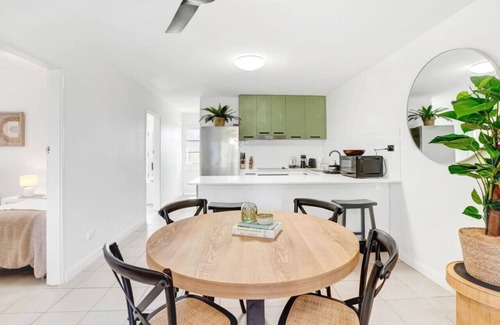 Parramatta Park Apartment | Tropical Terraces - Modern Coastal Retreat Near the Heart of Cairns