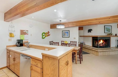 Crested Butte Condo | TRUE Ski-In/Ski-Out 2BR/2BA Condo at the Base of Peach Tree Lift