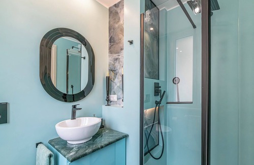 Quartiere XI Portuense Apartment | Tu chiamale emozioni, spacious 4bedroom in charming Roma WiFi,AC,Kitchen,Balcony