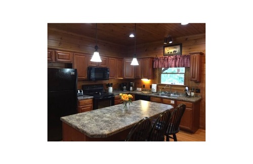 Gatlinburg - Pigeon Forge Cabin | Tucker's Treehouse is a beautiful cabin between Gatlinburg & Pigeon Forge