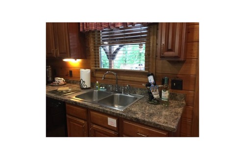 Gatlinburg - Pigeon Forge Cabin | Tucker's Treehouse is a beautiful cabin between Gatlinburg & Pigeon Forge