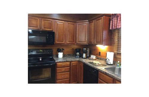 Gatlinburg - Pigeon Forge Cabin | Tucker's Treehouse is a beautiful cabin between Gatlinburg & Pigeon Forge