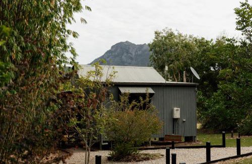 Rathdowney Bed & Breakfast | Tuckeroo Cottages & Gardens - Blue Wren & Kookaburra