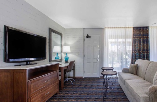 Oracle Foothills Estates Hotel | Tucson's Serene Oasis with complimentary breakfast